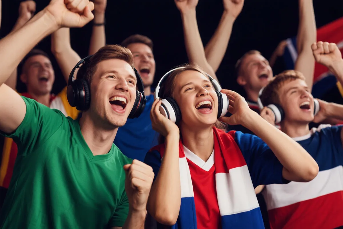 球迷以耳机收听中文解说